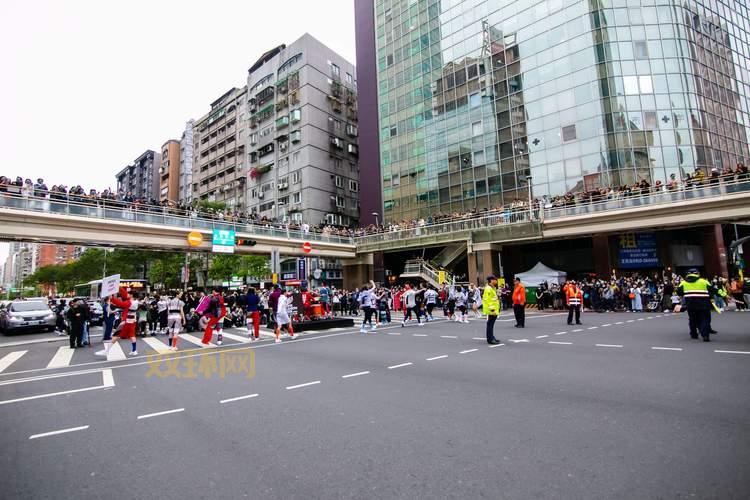 台北街头多人持刀互砍：近40人混战，3人倒在血泊中